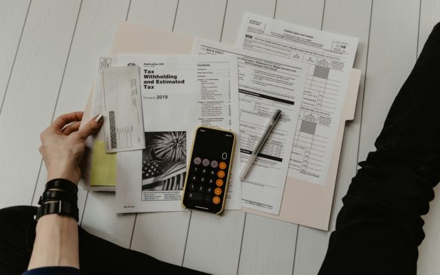 桌面上的申请材料与单据