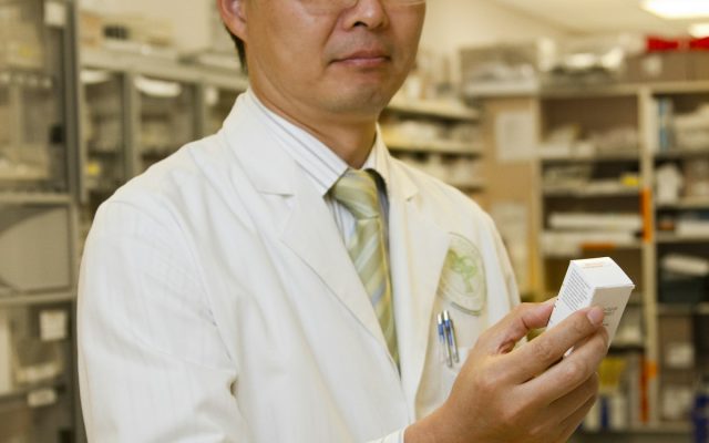 医师使用手机接听咨询